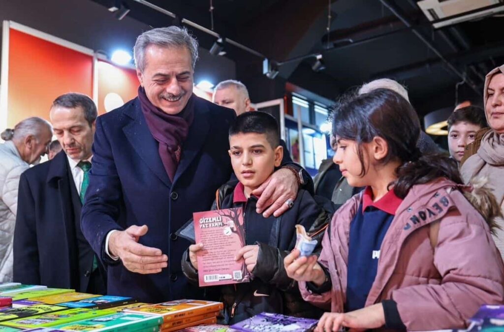 Çocuklar ve aileler için Sakarya Çocuk Edebiyat Fuarı'nda kitap keyfi.
