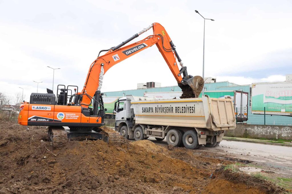Duble yol inşaatı çalışması, Yazlık Kavşağı’nda trafik hafifletmek amacıyla devam ediyor.